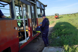 policjanci wchodzą do tramwaju i udzielają pomocy poszkodowanym