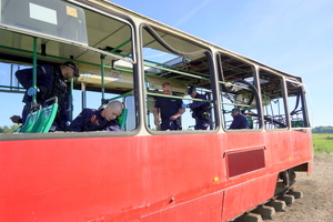 policjanci wchodzą do tramwaju i udzielają pomocy poszkodowanym