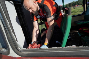 ratownicy medyczni udzielają pomocy poszkodowanym w tramwaju