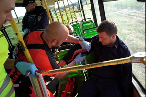 ratownicy medyczni udzielają pomocy poszkodowanym w tramwaju