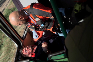 policjanci, ratownicy i strażacy wyciągają i transportują poszkodowanych z tramwaju