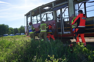 policjanci, ratownicy i strażacy wyciągają i transportują poszkodowanych z tramwaju