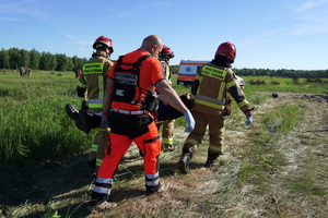 policjanci, ratownicy i strażacy wyciągają i transportują poszkodowanych z tramwaju