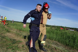 policjanci, ratownicy i strażacy wyciągają i transportują poszkodowanych z tramwaju