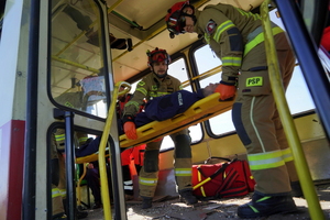 policjanci, ratownicy i strażacy wyciągają i transportują poszkodowanych z tramwaju