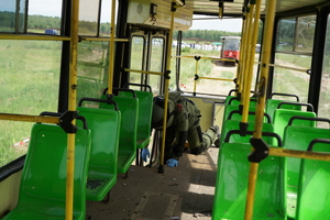 policyjny pirotechnik ubiera specjalistyczny kombinezon i udaje się do tramwajów, gdzie sprawdza podejrzane pakunki