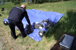 ujęcia na zabezpieczony i spakowany w pudełka oraz koperty materiał dowodowy