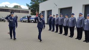 Zastępca Komendanta Wojewódzkiego Policji salutując wita na placu policjantów uczestniczących w Świecie Policji.