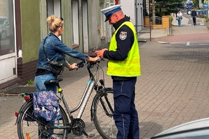 Policjanci w trakcie działań na drodze