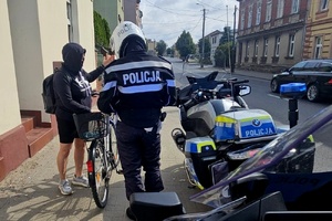 Policjanci w trakcie działań na drodze