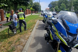 Policjanci w trakcie działań na drodze
