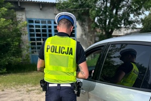 Policjanci w trakcie działań na drodze