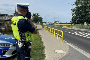 Policjanci w trakcie działań na drodze