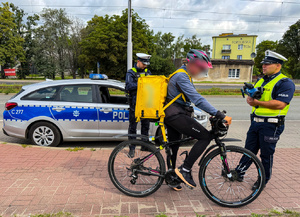 Policjanci w trakcie działań na drodze