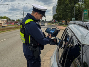 Policjanci w trakcie działań na drodze