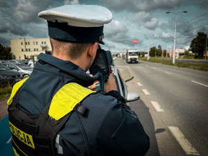 Policjanci w trakcie działań na drodze