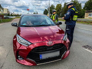 Policjanci w trakcie działań na drodze