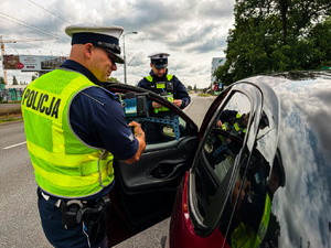 Policjanci w trakcie działań na drodze