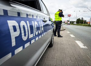 Policjanci w trakcie działań na drodze