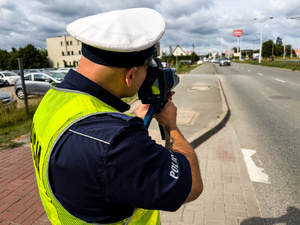 Policjanci w trakcie działań na drodze