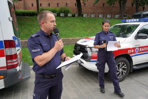 Festyn inaugurujący Wojewódzkie Obchody Święta Policji kujawsko-pomorskiego garnizonu w Toruniu. Rozpoczęcie festynu przez służby. Stoiska służb odwiedzają osoby