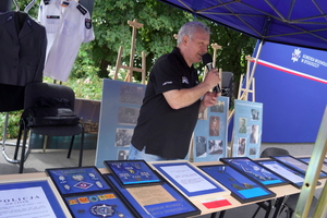 Festyn inaugurujący Wojewódzkie Obchody Święta Policji kujawsko-pomorskiego garnizonu w Toruniu. Rozpoczęcie festynu przez służby. Stoiska służb odwiedzają osoby