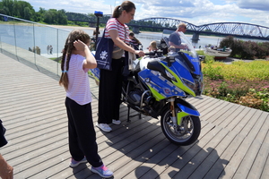 Festyn inaugurujący Wojewódzkie Obchody Święta Policji kujawsko-pomorskiego garnizonu w Toruniu. Rozpoczęcie festynu przez służby. Stoiska służb odwiedzają osoby