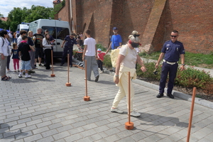 Festyn inaugurujący Wojewódzkie Obchody Święta Policji kujawsko-pomorskiego garnizonu w Toruniu. Stoiska służb odwiedzają osoby