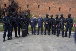 Festyn inaugurujący Wojewódzkie Obchody Święta Policji kujawsko-pomorskiego garnizonu w Toruniu. Stoiska służb odwiedzają osoby