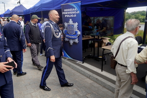 Festyn inaugurujący Wojewódzkie Obchody Święta Policji kujawsko-pomorskiego garnizonu w Toruniu. Stoiska służb odwiedzają osoby