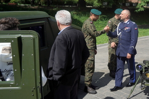 Festyn inaugurujący Wojewódzkie Obchody Święta Policji kujawsko-pomorskiego garnizonu w Toruniu. Stoiska służb odwiedzają osoby