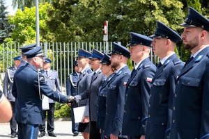 Pierwszy Zastępca Komendanta Wojewódzkiego Policji gratuluje awansu policjantom.