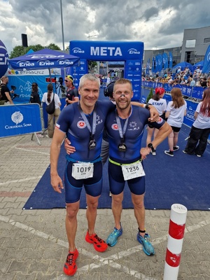 policjanci przebrani w stroje sportowe biorą udział w triathlonie