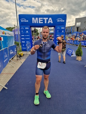 policjanci przebrani w stroje sportowe biorą udział w triathlonie