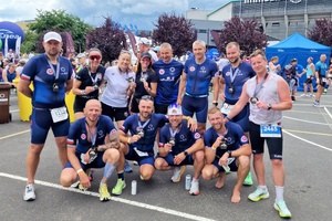 policjanci przebrani w stroje sportowe biorą udział w triathlonie