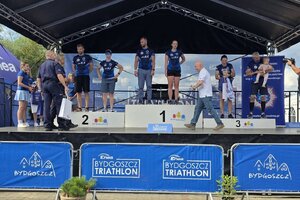 policjanci przebrani w stroje sportowe biorą udział w triathlonie
