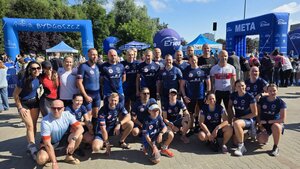 policjanci przebrani w stroje sportowe biorą udział w triathlonie