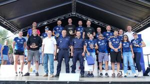 policjanci przebrani w stroje sportowe biorą udział w triathlonie