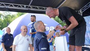 policjanci przebrani w stroje sportowe biorą udział w triathlonie