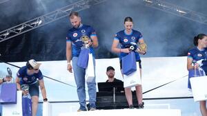 policjanci przebrani w stroje sportowe biorą udział w triathlonie
