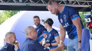policjanci przebrani w stroje sportowe biorą udział w triathlonie