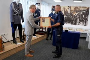 Komendant Wojewódzki Policji w Bydgoszczy insp. Jakub Gorczyński w trakcie przekazania munduru od podinsp. w stanie spoczynku Marka Jeleniewskiego