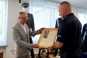 Komendant Wojewódzki Policji w Bydgoszczy insp. Jakub Gorczyński w trakcie przekazania munduru od podinsp. w stanie spoczynku Marka Jeleniewskiego