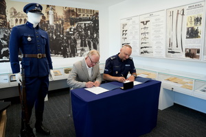 Komendant Wojewódzki Policji w Bydgoszczy insp. Jakub Gorczyński w trakcie przekazania munduru od podinsp. w stanie spoczynku Marka Jeleniewskiego