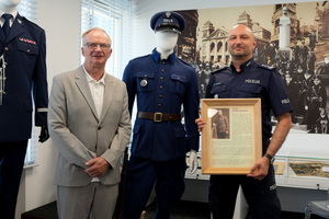 Komendant Wojewódzki Policji w Bydgoszczy insp. Jakub Gorczyński w trakcie przekazania munduru od podinsp. w stanie spoczynku Marka Jeleniewskiego