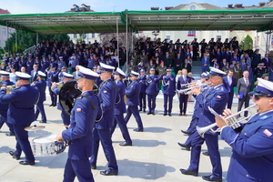 Defilada na zakończenie Święta Policji i gratulacje od bliskich