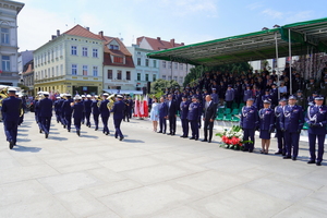 Defilada na zakończenie Święta Policji i gratulacje od bliskich