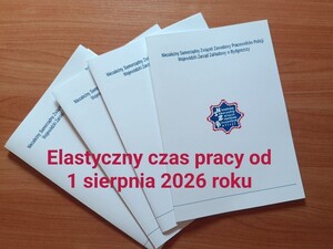 Zdjęcie zawierające teczki i napis Elastyczny czas pracy od 1 sierpnia 2026 r.