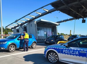 Policjant kontroluje kierowce pod kątem trzeźwości