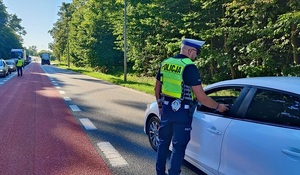 Policjant kontroluje kierowce pod kątem trzeźwości